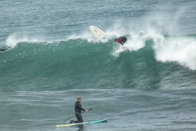 Hombre haciendo paddle board