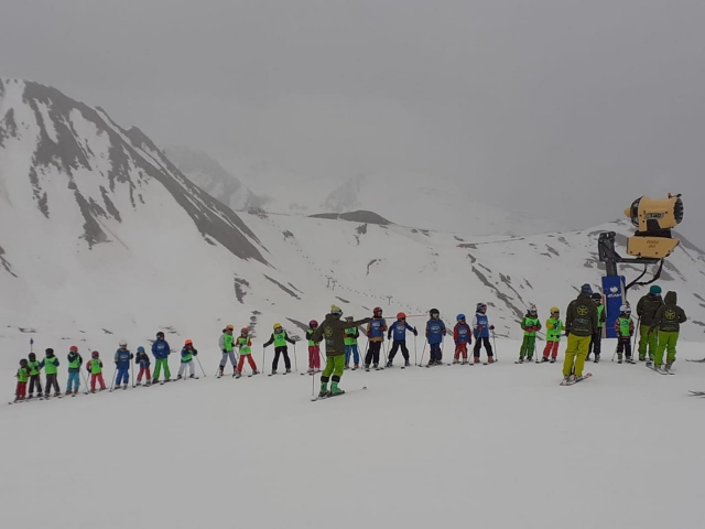  Gruppo di bambini che imparano a sciare a Candanchú 