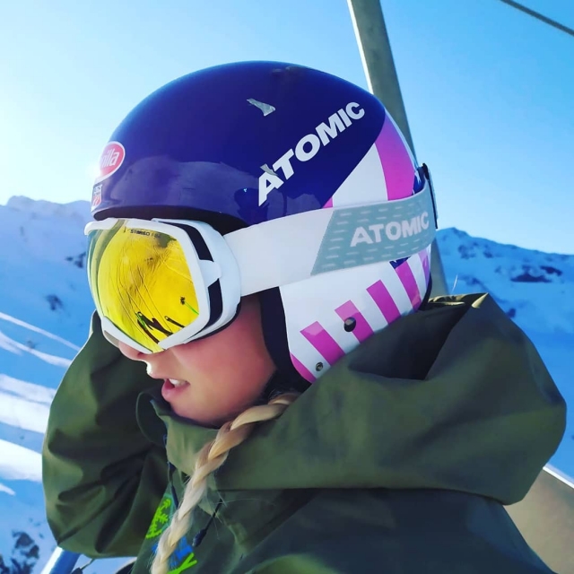  Femme sur le téléski de la station 