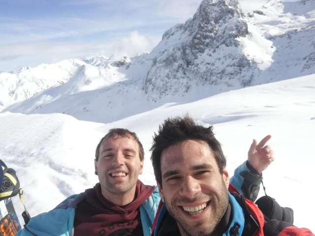  Moniteur de ski et élève au sommet de la station 