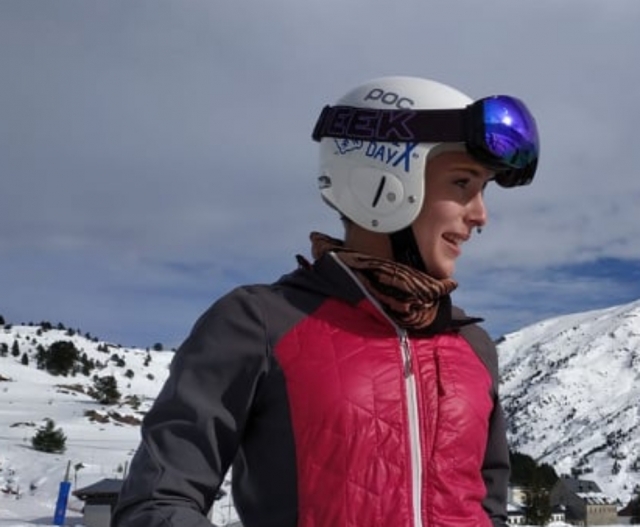  Donna nella stazione sciistica di Astún 