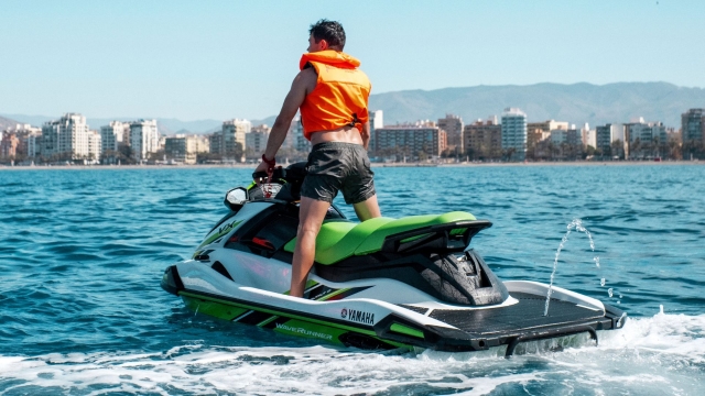 Disfrutando de un paseo en jet ski 