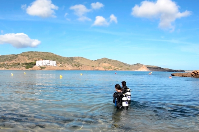 Realizando el primer módulo de buceo 