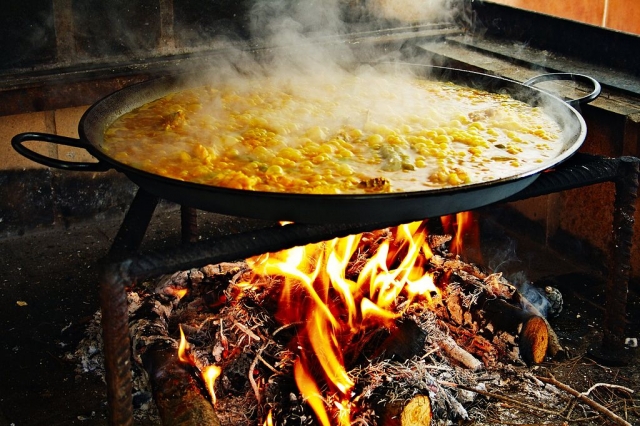  Paella cooking