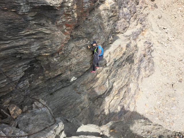 Avanzando por la pared de roca