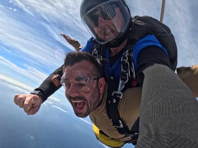  Mit dem Fallschirm durch die Wolken fliegen 