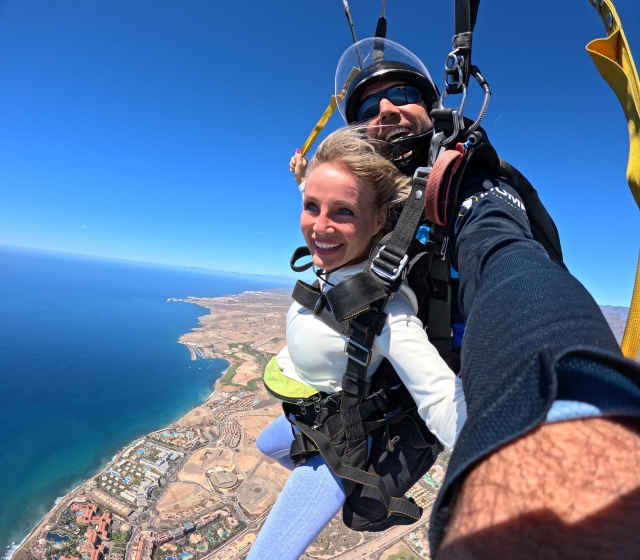 Voar pelas nuvens com pára-quedas 