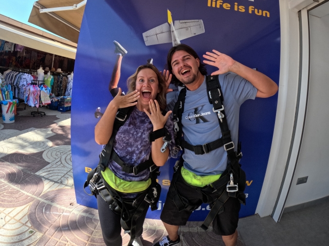 Preparados para saltar en paracaidas