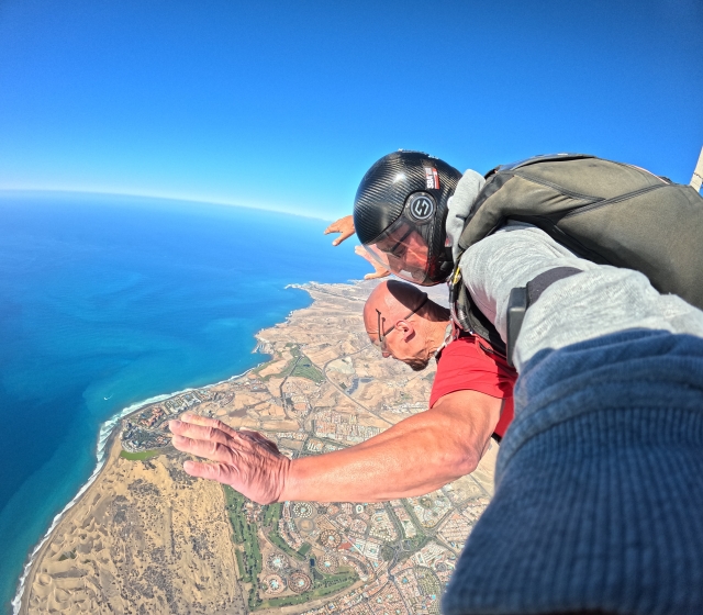 Disfrutando de las vistas durante el salto de paracaidismo