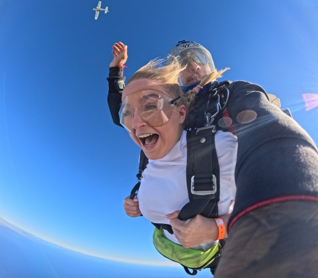 Atravesando las nubes en paracaídas 