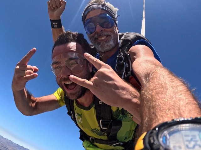  马斯帕洛马斯上空跳伞 