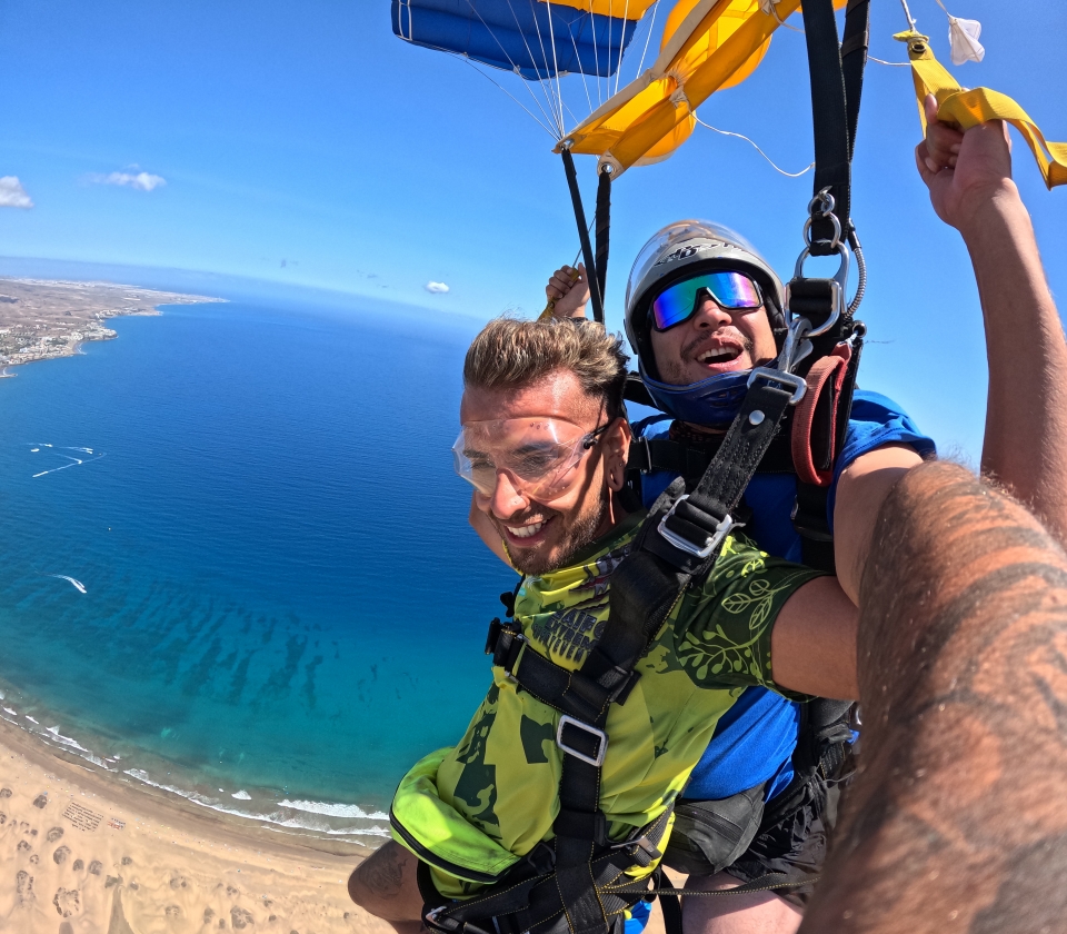 Saltando en paracaídas sobre las dunas de Maspalomas 