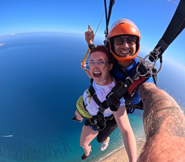  欣赏跳伞过程中的美景