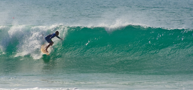 Día de surf en la playa de Roche