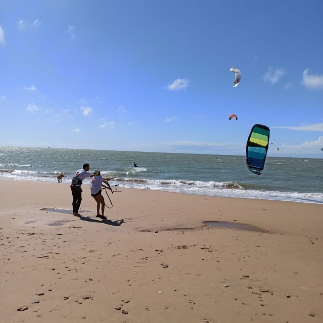 Student kitesurfing with the teacher 