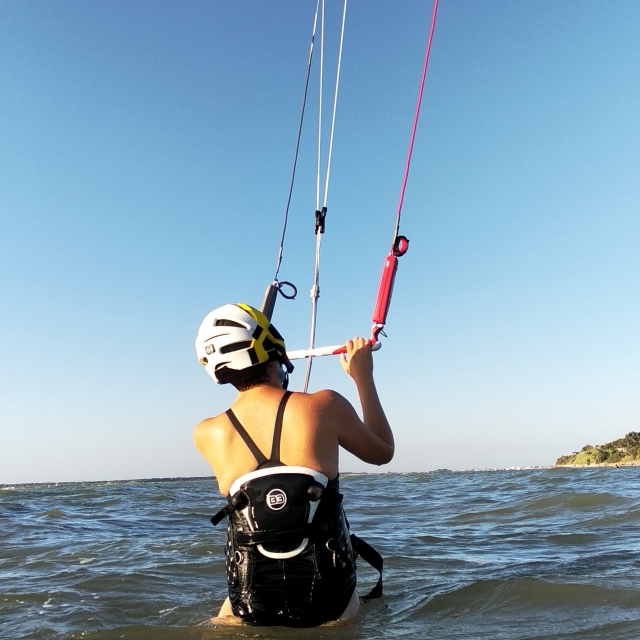  Practicing kitesurf 