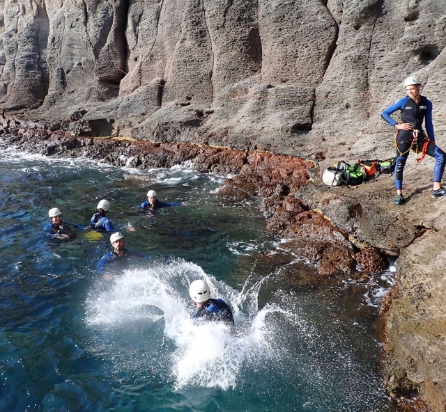  Sauter dans la mer depuis la crique 