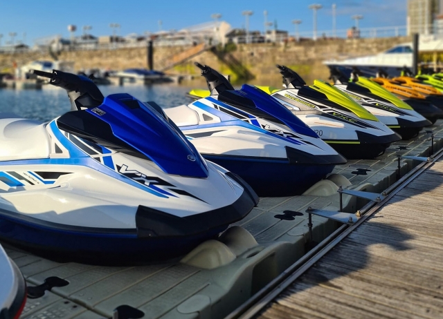 Jet skis en el muelle de Ribadesella