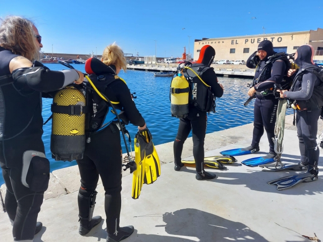 Preparación del equipo de buceo en Cabo de GATA