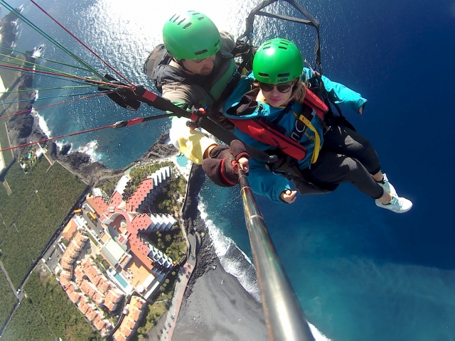  Parapente sobre o mar 