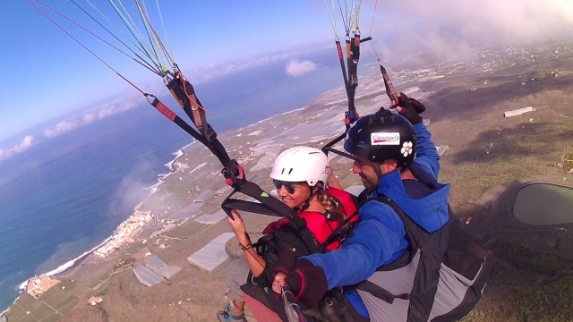  Voo de parapente sobre a costa de La Palma