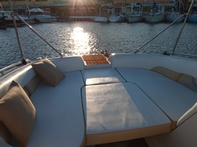 Interior del barco al atardecer