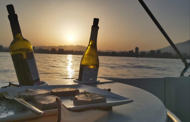 Aperitivo a bordo al atardecer