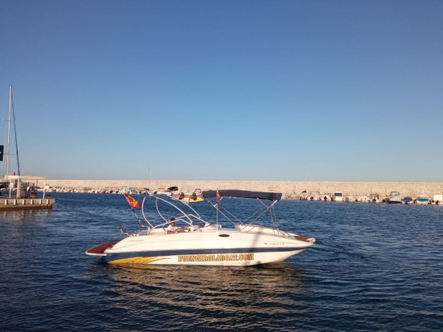 Barco en la costa de Fuengirola