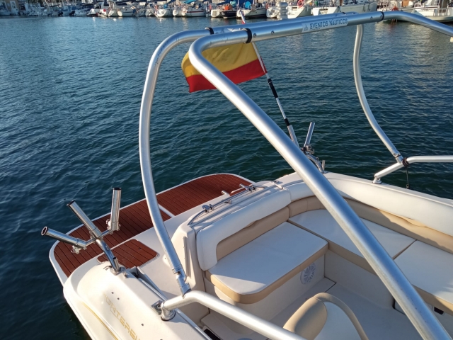  Barca Monterey sulla costa di Malaga 