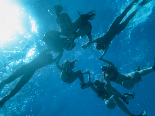  Snorkel with friends 