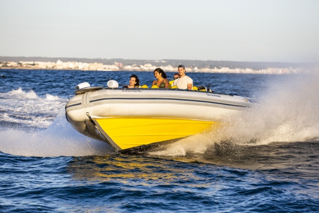 Motoscafo sulla costa di Maiorca 