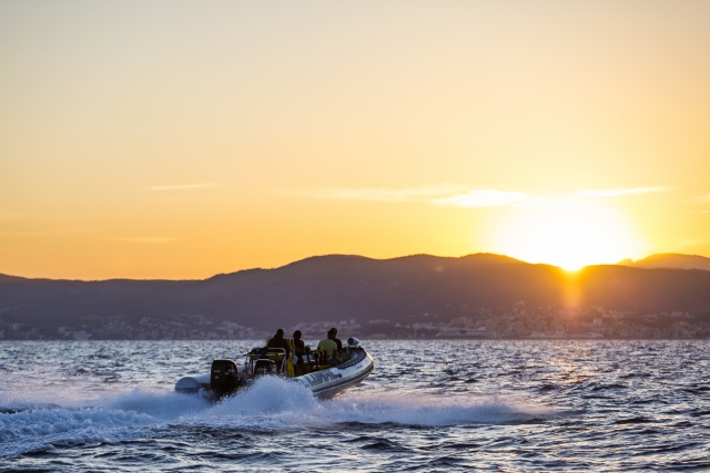  Motoscafo al tramonto
