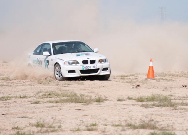  Un'auto da rally a tutta velocità 