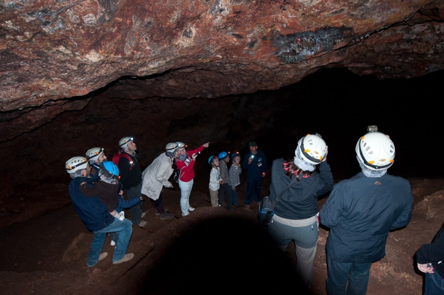  Spéléologie en groupe pour enfants dans la grotte de Montesinos