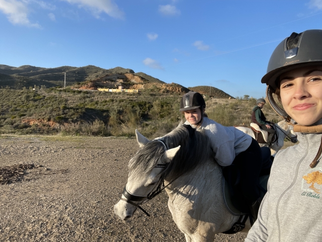 Paseo a caballo cerca del río
