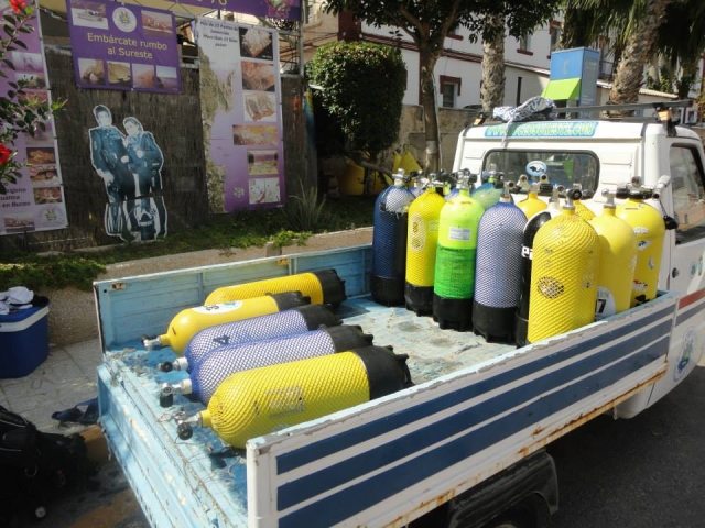 Bombonas preparadas para las inmersiones de buceo