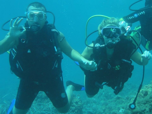 Pareja en el curso de buceo