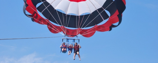  Family parasailing flight 