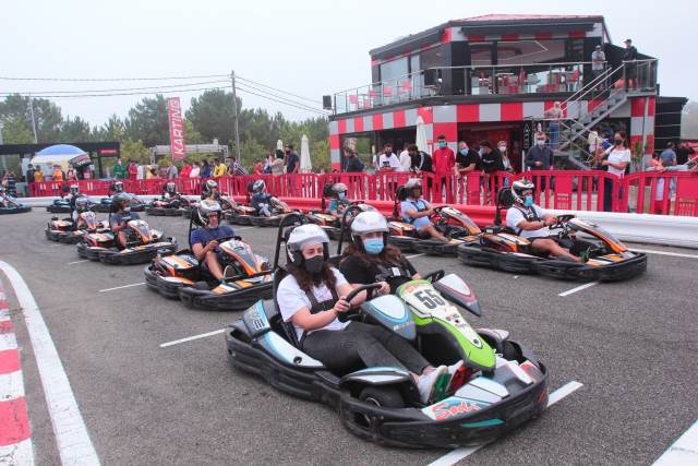 An den Startpunkten zum Start der Kart-Runde 