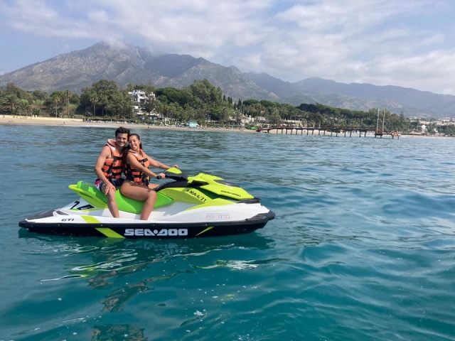 Ruta en moto de agua en pareja