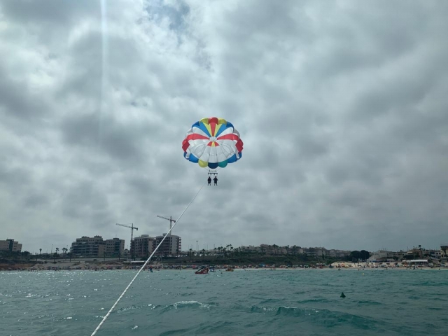 Parascending bajo el sol