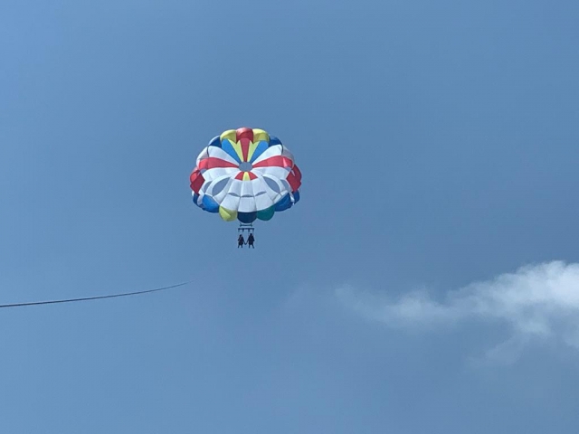 Pareja volando en parasailing