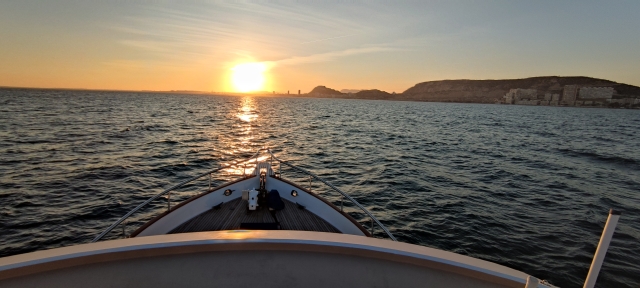 Disfrutando del atardecer desde nuestro yale en Alicanle