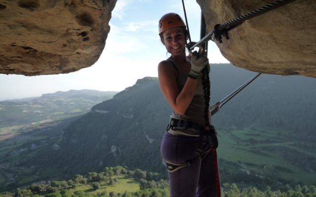 Anclado en las rocas de la vía ferrata