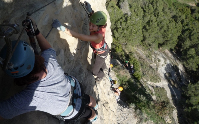Anclado a la pared en la vía ferrata