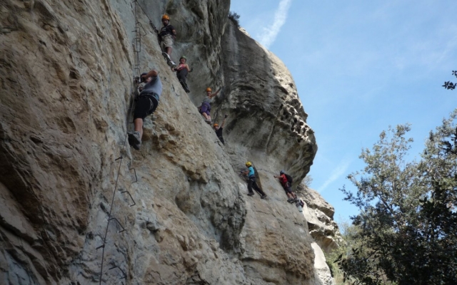 Paso vertical en la vía ferrata de Centelles
