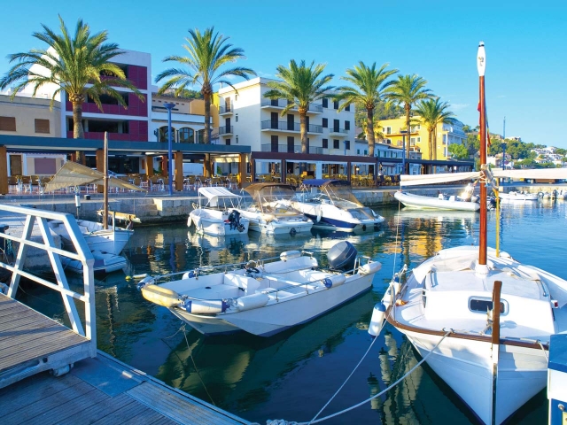 Barcos amarrados en puerto