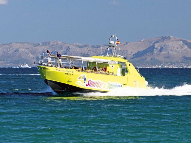  Boat walk through coves and caves of Mallorca 