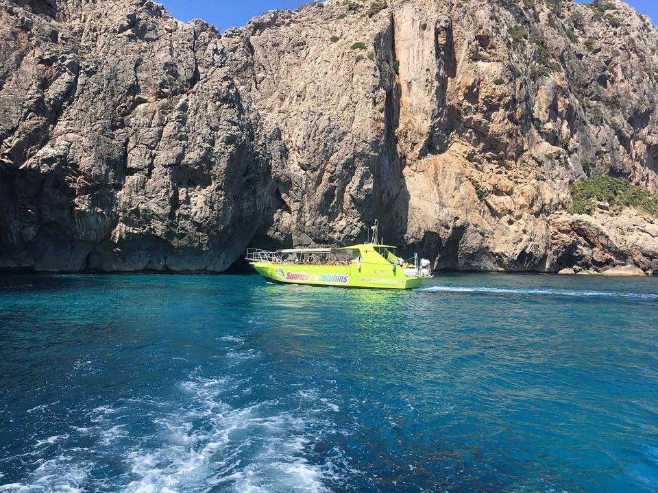  3 -hour boat excursion 