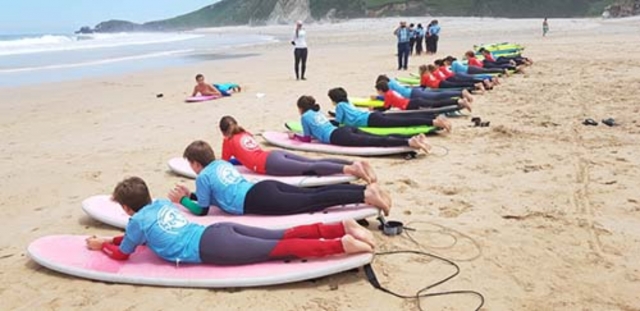  Camp d'été avec cours de surf dans les Asturies 